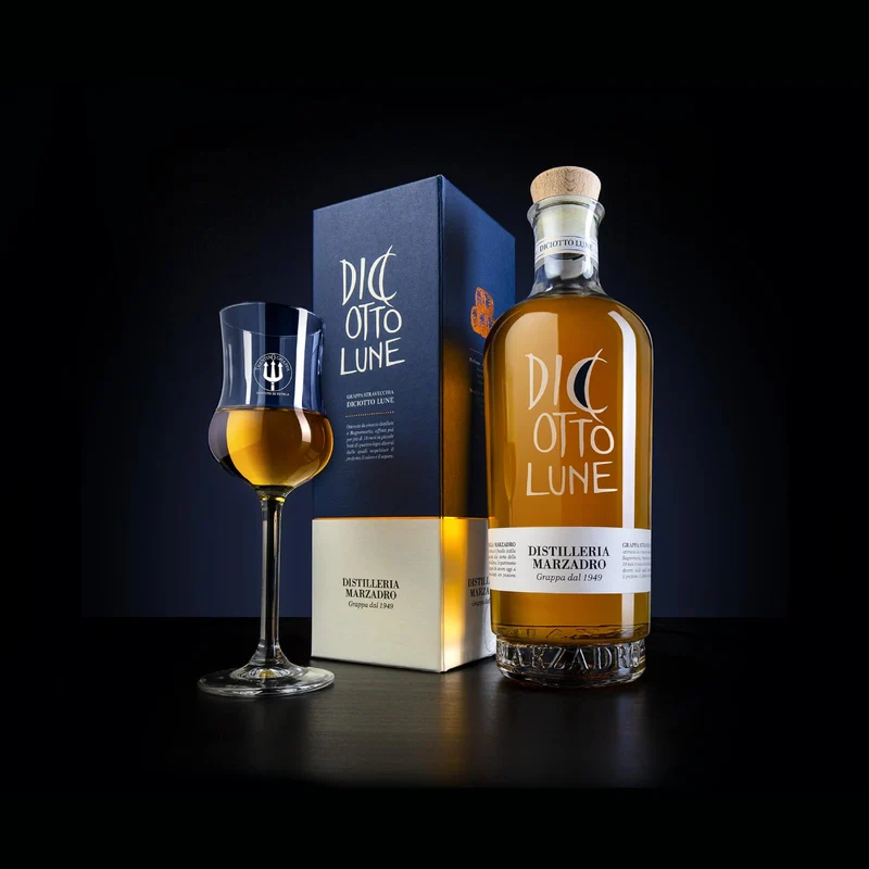 Marzadro, Grappa le Diciotto Lune, Invecchiamento 18 mesi, Confezione con Astuccio - Bottiglia in Vetro da 700ml