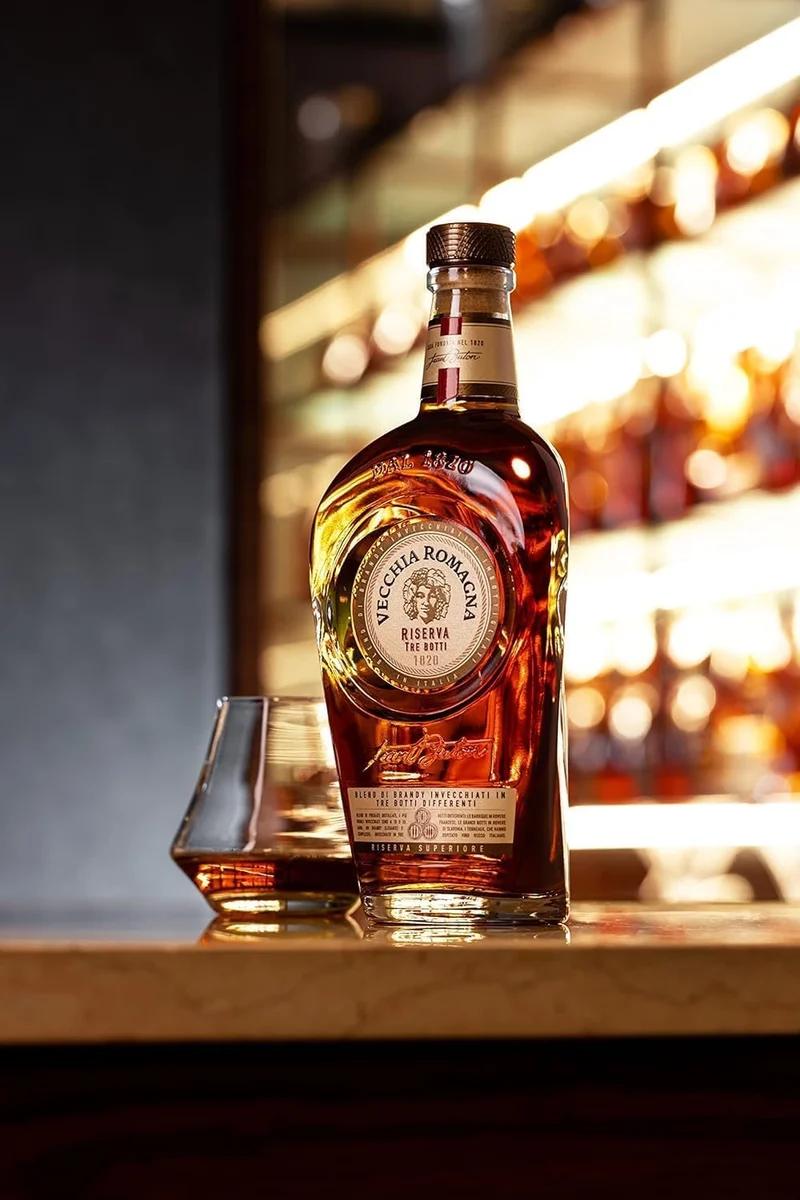 Vecchia Romagna Riserva Tre Botti 70cl – Blend di distillati invecchiati in tre botti differenti, gusto ricco e intenso. 40,8% vol.