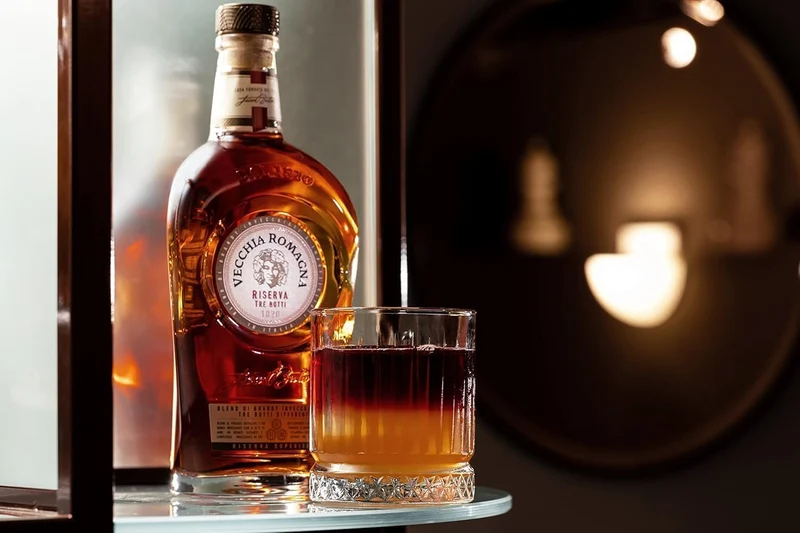 Vecchia Romagna Riserva Tre Botti 70cl – Blend di distillati invecchiati in tre botti differenti, gusto ricco e intenso. 40,8% vol.