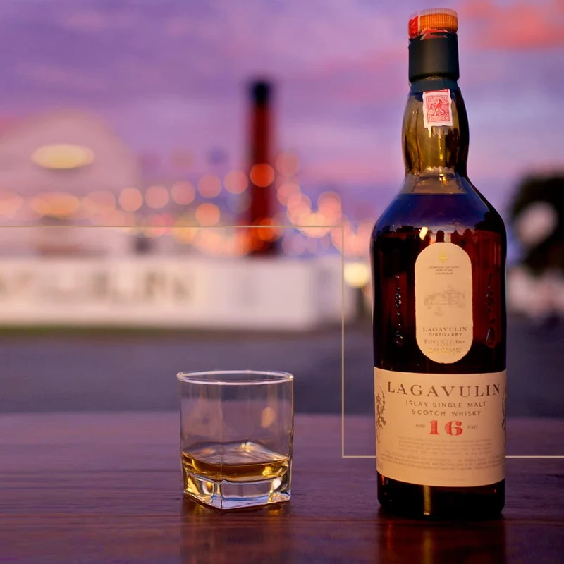 Lagavulin 16 Anni Scotch Single Malt Whisky con Astuccio - 700 ml