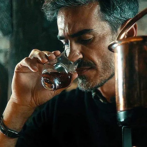 Vecchia Romagna Classica 70cl – Brandy invecchiato in botti di rovere, gusto fresco e delicato. 37,2% vol.
