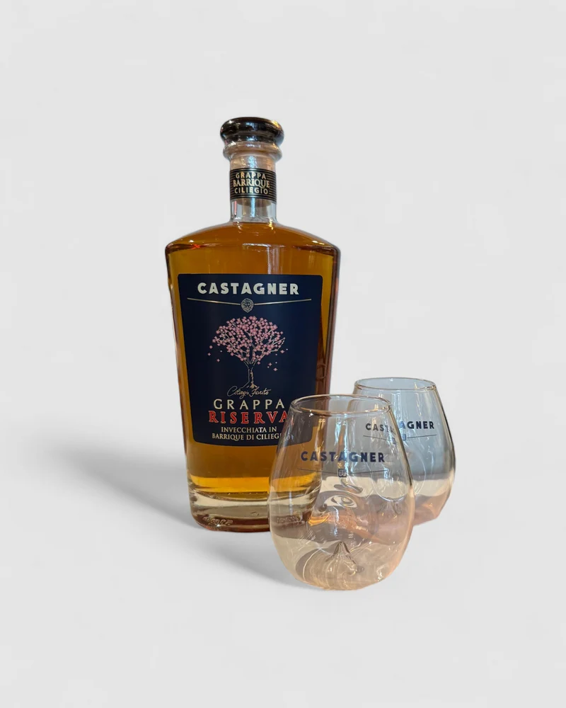 Grappa riserva invecchiata in barrique di ciliegio e due bicchieri - Castagner