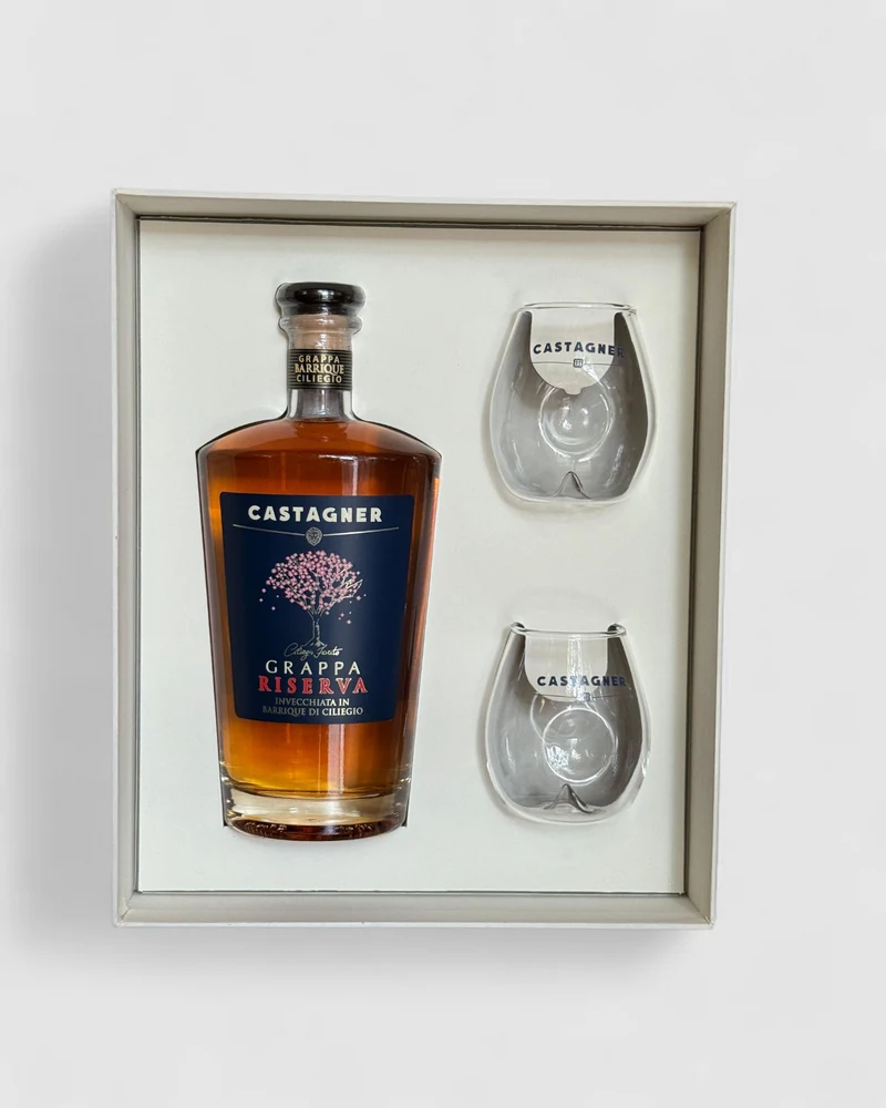 Grappa riserva invecchiata in barrique di ciliegio e due bicchieri - Castagner