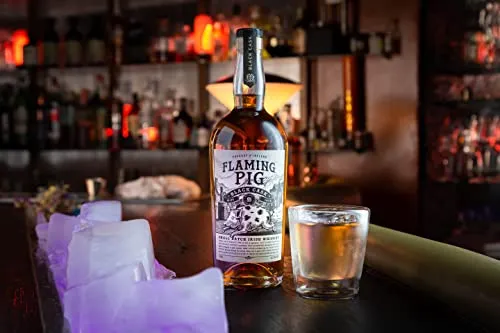 FLAMING PIG Black Cask | Irish Whiskey - 700 ml | Distillato artigianalmente | Godetevi l'autentico sapore irlandese maturato per 6 mesi in botti bruciate.