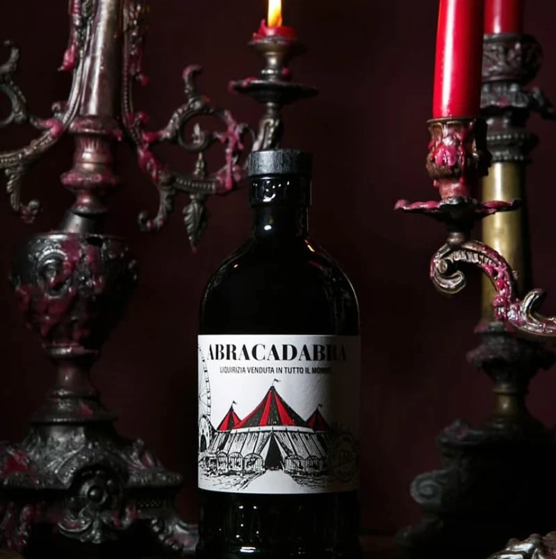 Abracadabra, Liquore alla Liquirizia, 500 ml, con Note Sapide e Balsamiche, Da Bere a Fine Pasto, Liquore a Base di Liquirizia Calabrese DOP, Bollitura con Metodo Ancestrale, Idea Regalo, 25% Vol.