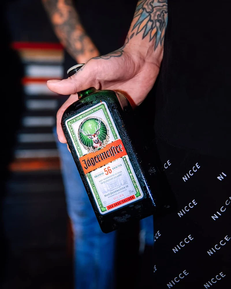 Jägermeister 100cl - Liquore a base di 56 Botaniche, invecchiato in botte. Da servire ghiacciato. 35% Vol.