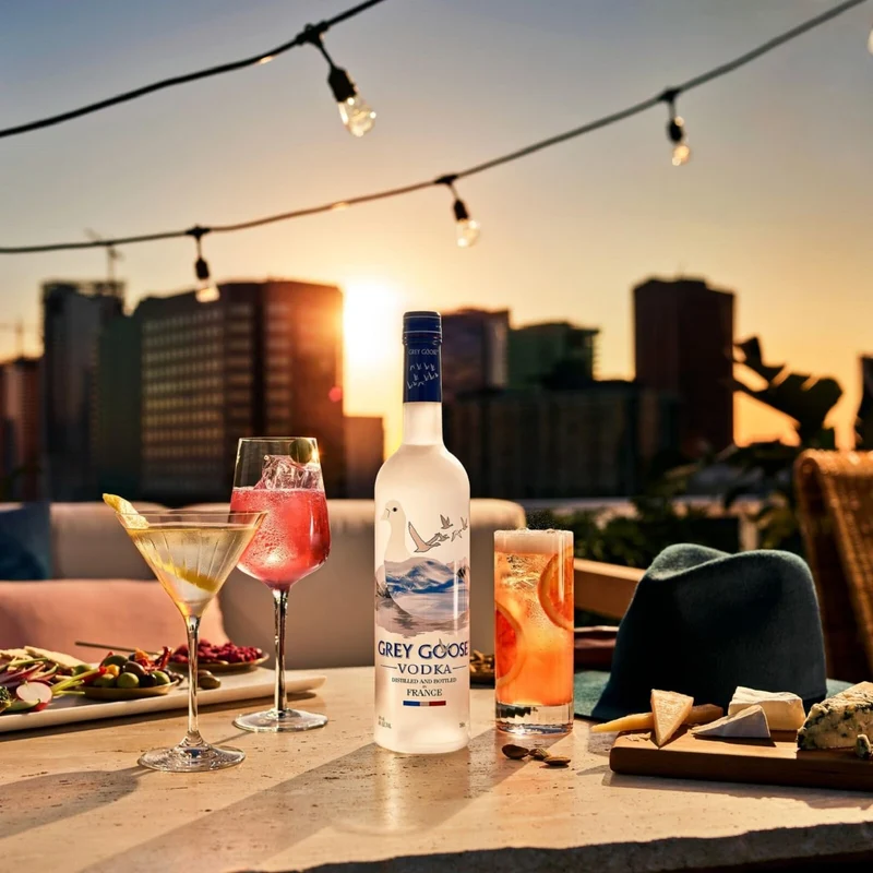 GREY GOOSE Premium French Vodka, Vol. 40%, 70 cl / 700 ml, pregiata vodka francese creata dal migliore grano monorigine francese e acqua sorgiva